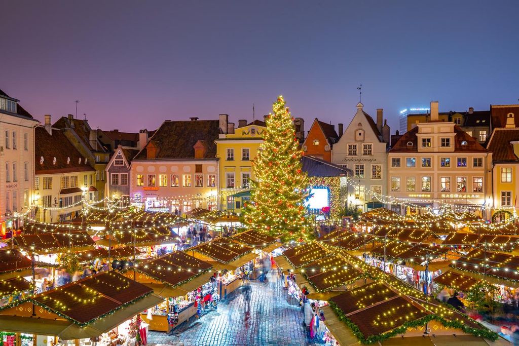 La plaza de la Ciudad Vieja de Tallín con el mercado navideño