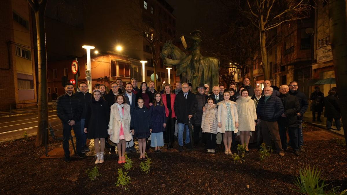 Canto a coro del Pregó en la inauguración de la escultura del Pregoner en Castelló