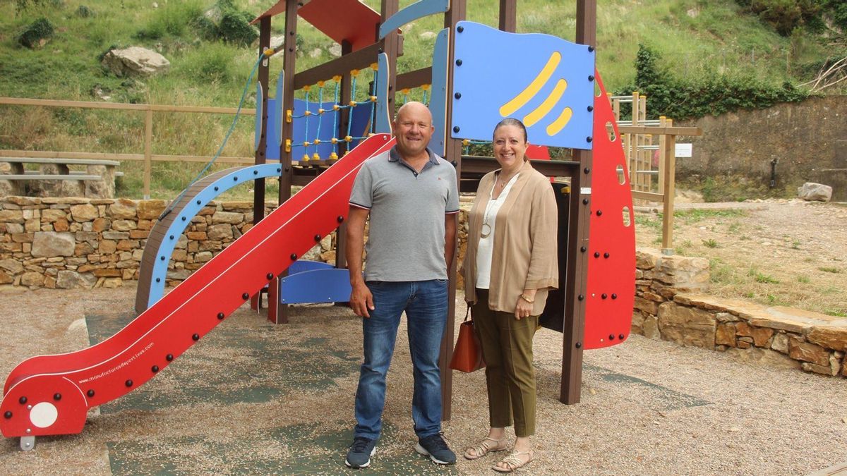 Maite Vela y Heredio Bellés en su visita a la zona recreativa de  la Carrasca.