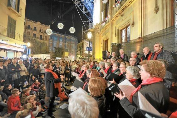 Auch das Gebäude des Inselrats, des Consell de Mallorca im Carrer Palau Reial, knipste nun seine Adventsbeleuchtung an. Zum feierlichen Anlass wurden die Passanten auf heiße Schokolade eingeladen und