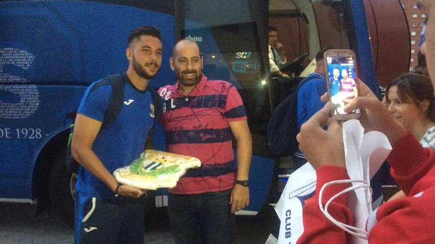 Guerrero posa con un afición en la llegada del Leganés a Gijón.