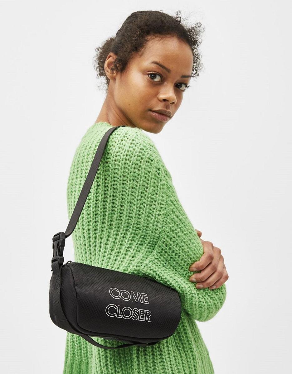 El bolso de con texto 'Come closer' ('Acércate'), de Bershka