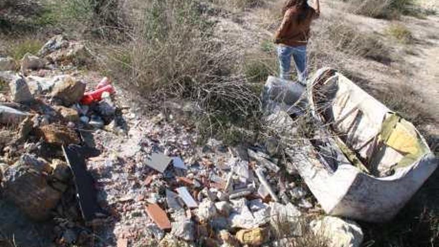 La zona también acumula residuos domésticos.