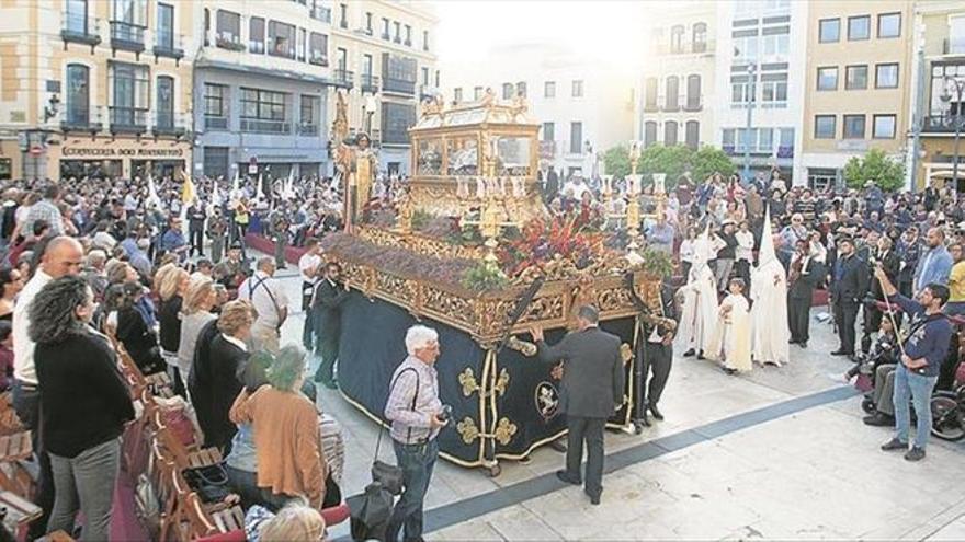 El Santo Entierro en la plaza de España, durante la procesión magna de 2017.