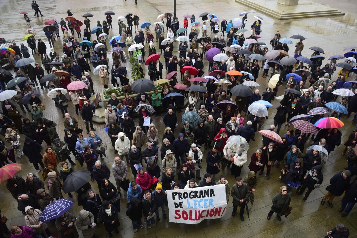 Protesta en María Pita de trabajadores de Serviplus y usuarios de sus actividades, el pasado lunes.