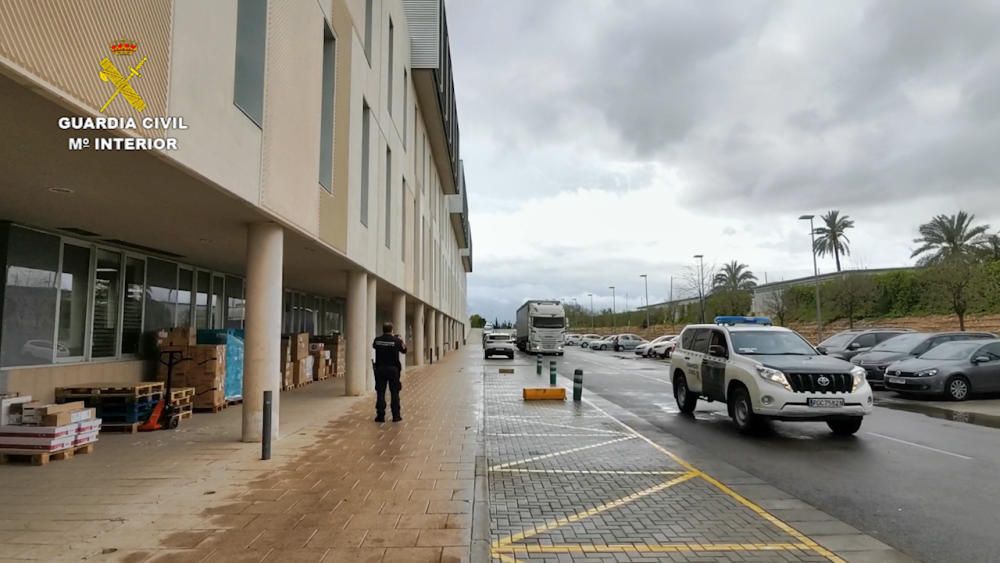 La Guardia Civil escoltó el camión sanitario desde la frontera con Portugal hasta Elche.