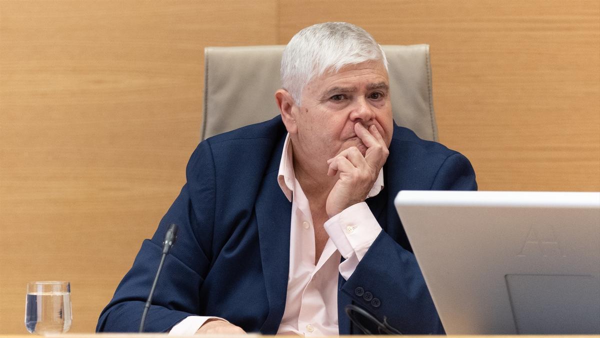 El exjefe de Bomberos, José Miguel Basset, denuncia que la Generalitat ha intentado responsabilizar a los técnicos por la dana