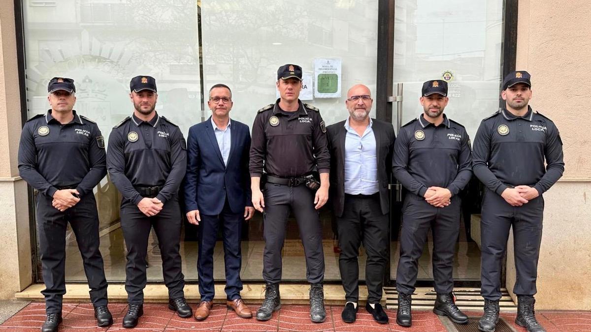 Las nuevas incorporaciones en la Policía Local de Canals, junto al alcalde y el primer teniente de alcalde.