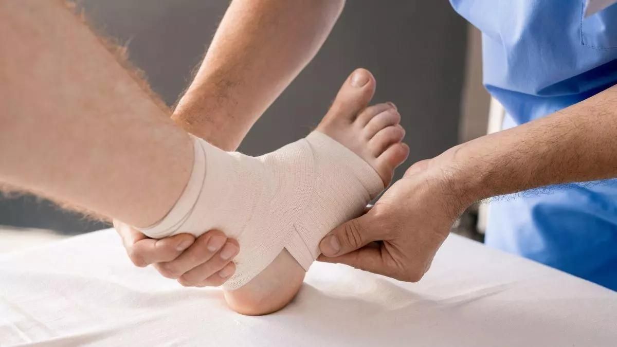 Una podóloga desmiente este mito sobre los esguinces: "Esta no es la solución"