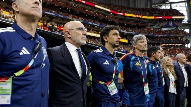 Nur stumm dastehen: das übliche Szenario bei der spanischen Nationalmannschaft vor einem Spiel.