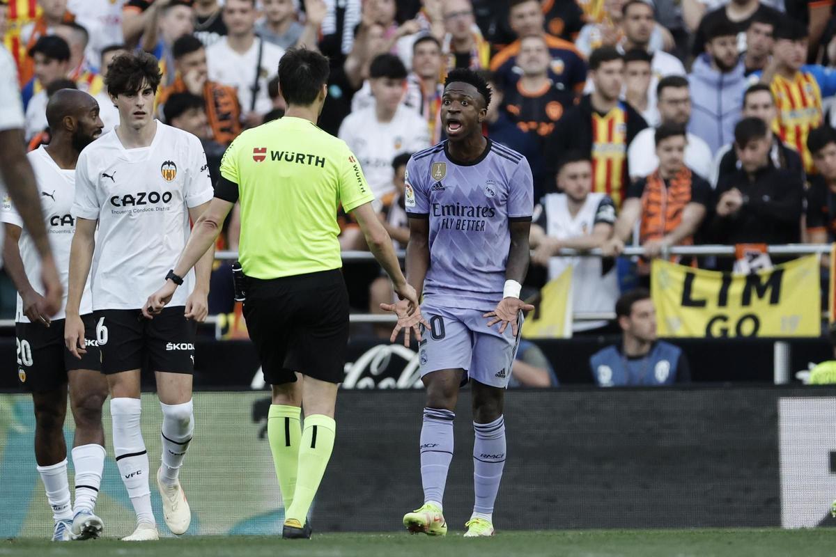 Vinicius Junior, jugador del Real Madrid, protesta durante el transcurso del partido frente al Valencia en Mestalla de la pasada temporada.