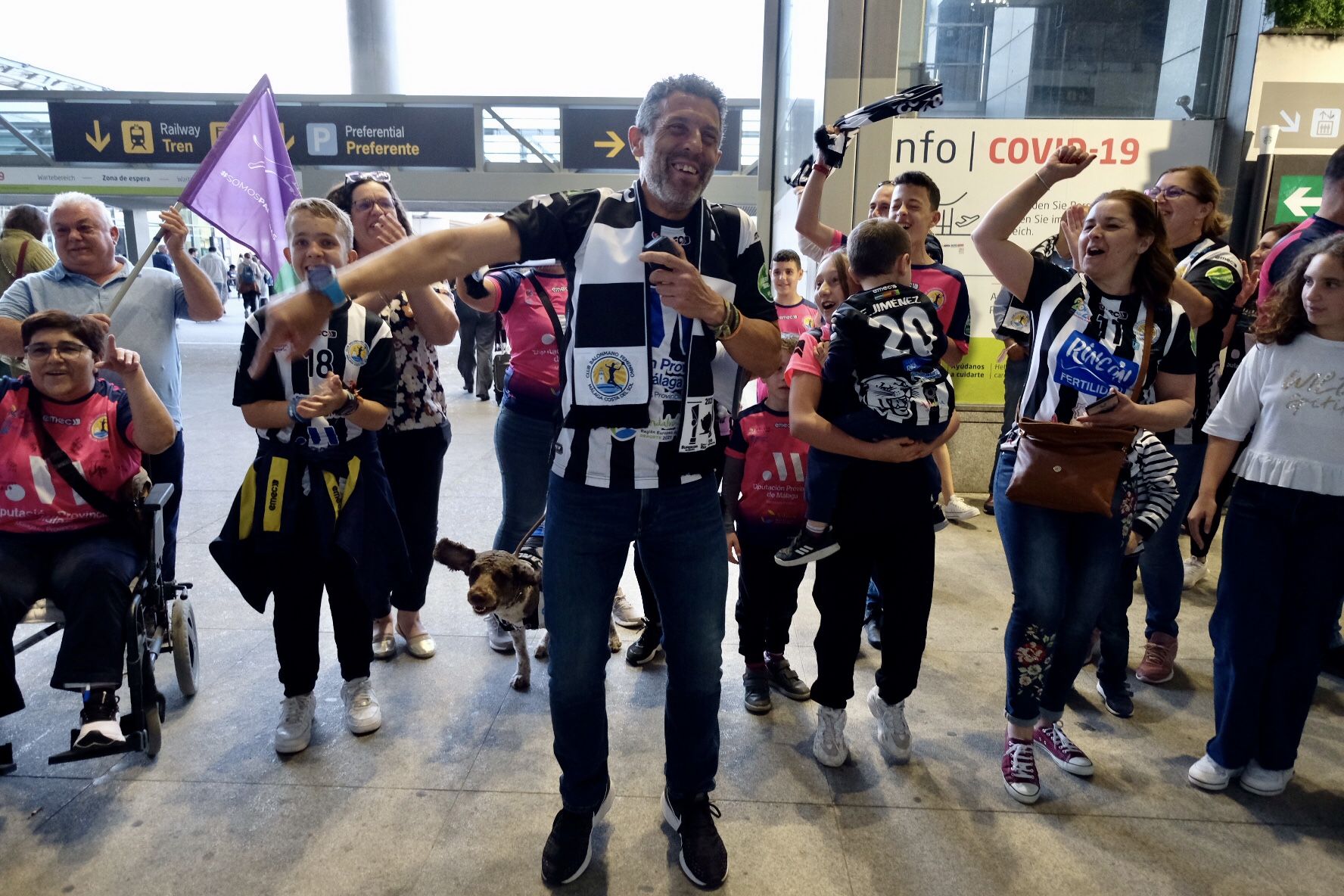 Las campeonas de la Copa de la Reina del BM Costa del Sol son recibidas en el aeropuerto