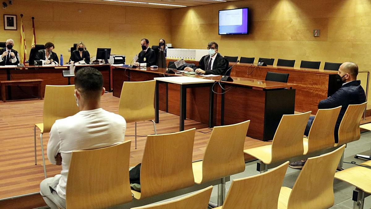 Els dos acusats de participar en l’assalt mortal durant el judici a l’Audiència de Girona. | ACN