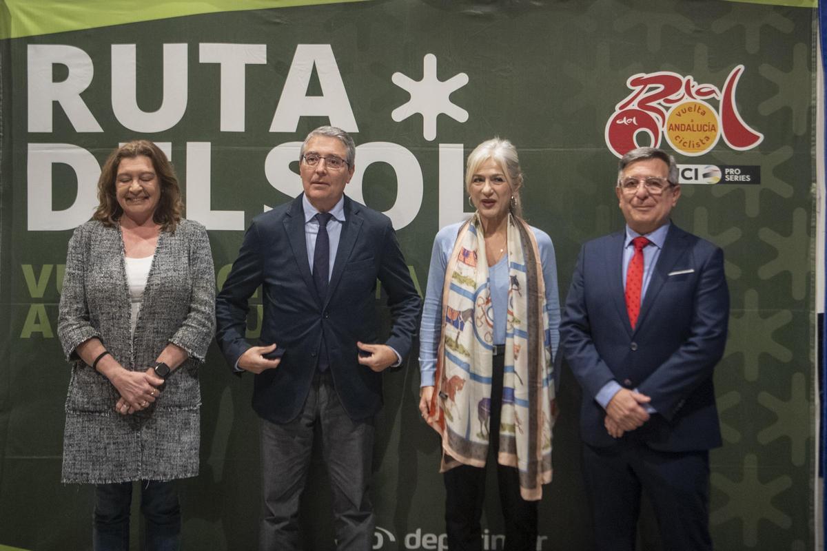 Autoridades asistentes a la presentación de la Vuelta a Andalucía en el auditorio malagueño Edgar Neville.