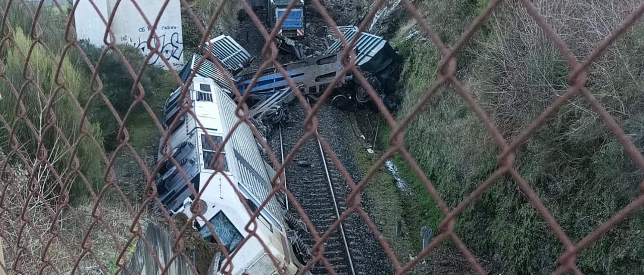 Así quedó el mercancías que descarriló en Lalín