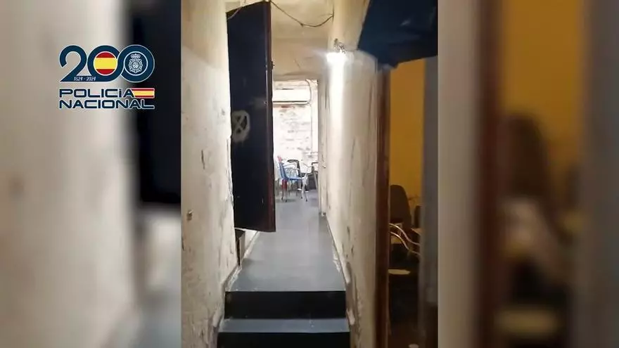 La Policía Nacional desmantela un punto de venta de droga en el Barrio de Los Mateos de Cartagena que contaba con un habitáculo tipo búnker