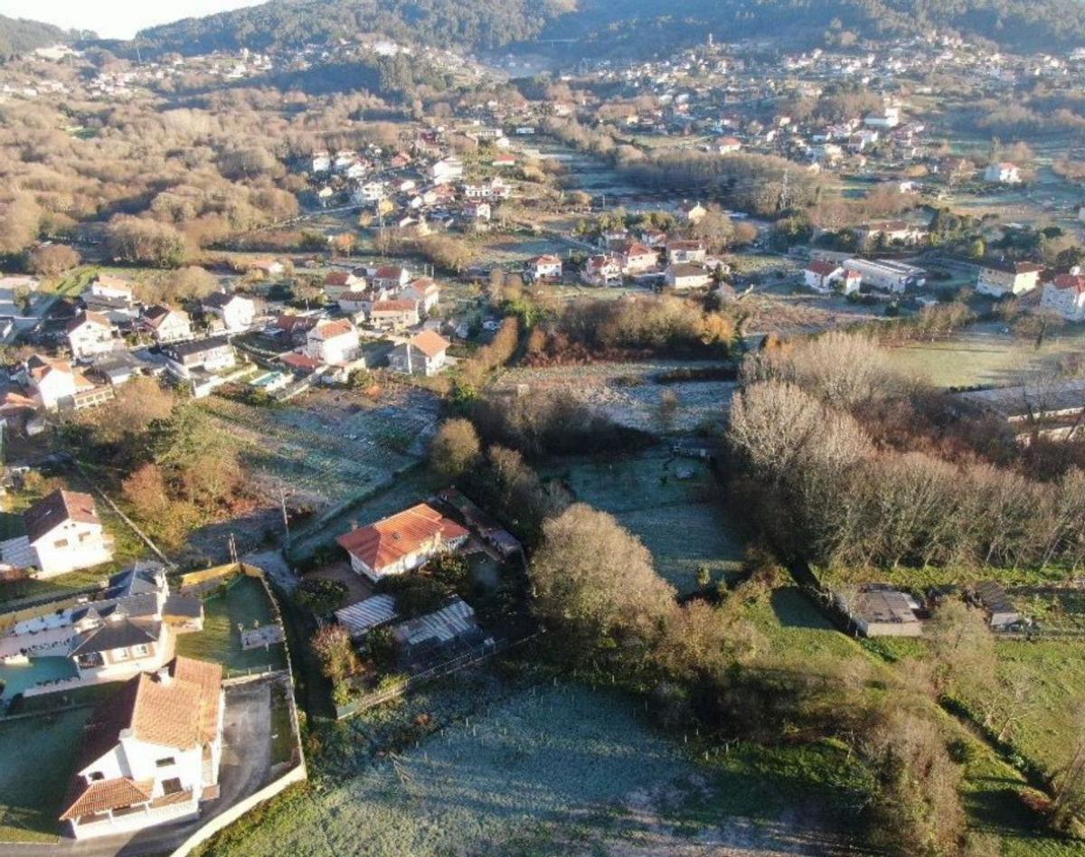 Panorámica de Cangas con manto blanco de rocío.   | // MAURO BERNÁRDEZ