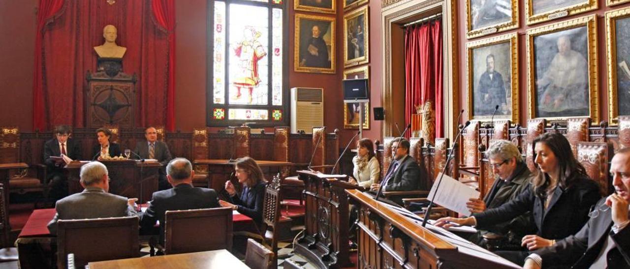 Imagen de una de las primeras reuniones del Consejo de Capitalidad integrado por representantes de Cort, el Govern y el Consell.