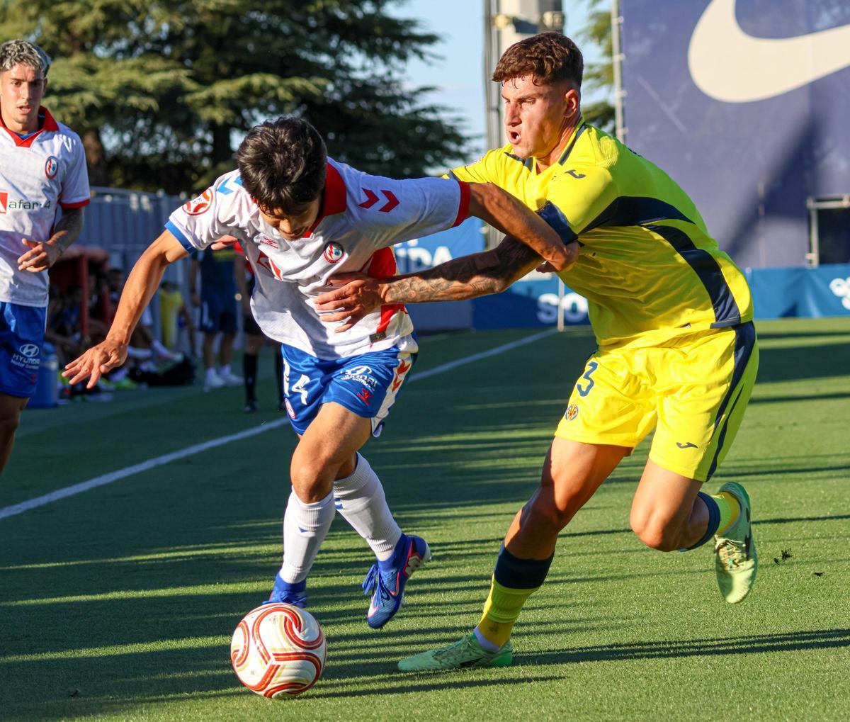 El capitán amarillo Eneko Ortiz intenta frenar a un atacante del Rayo Majadahonda.