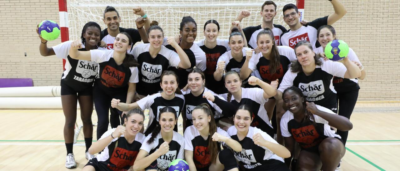 Las jugadoras del Schär y el cuerpo técnico posan sonrientes para este diario antes del entrenamiento del martes.