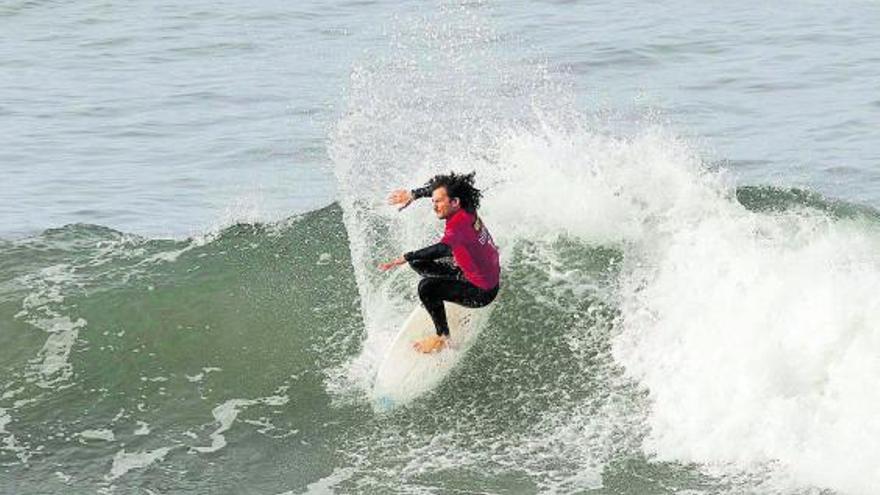 Uno de los participantes en la Copa Galicia de surf, ayer, en la playa de Patos. |  // ALBA VILLAR