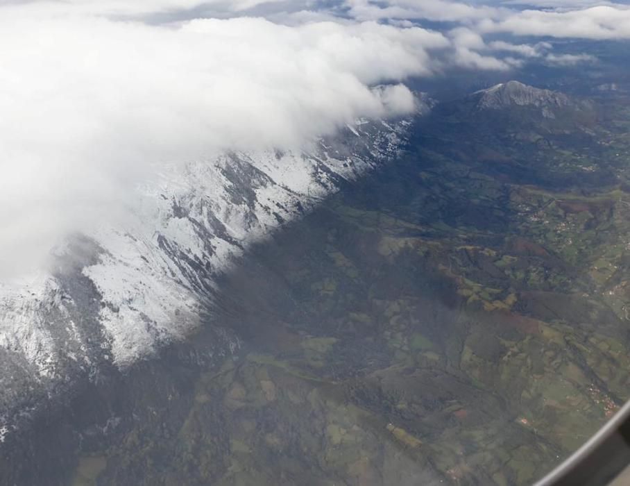 Vistas del temporal de nieve en Asturias desde un avión procedente de Valencia a las 13.00 horas