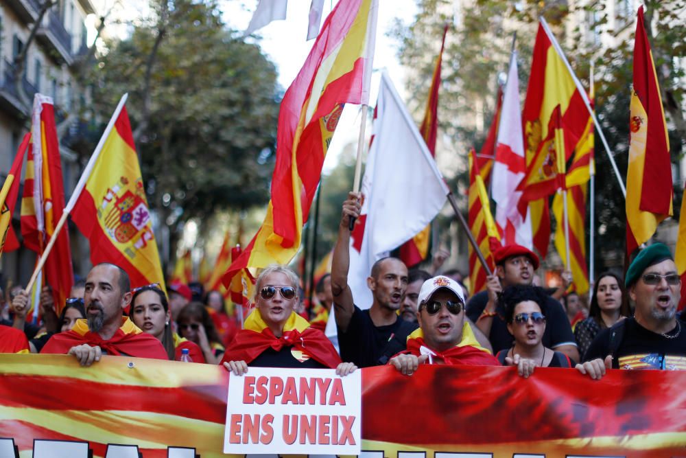 Desenes de milers de persones omplen Barcelona a favor de la unitat d''Espanya