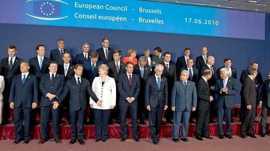 Los líderes europeos posan para la foto de familia tras la cumbre celebrada ayer en Bruselas.