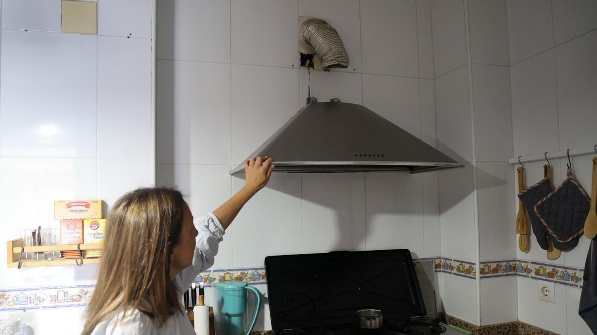 Una afectada muestra su extractor quemado