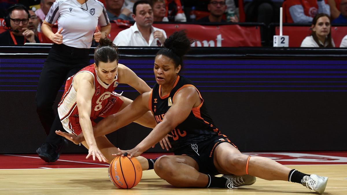 Vorackova se lanza a por un balón suelto con Hillsman, en el primer partido de la Final de la Liga Femenina Endesa en el Príncipe Felipe.