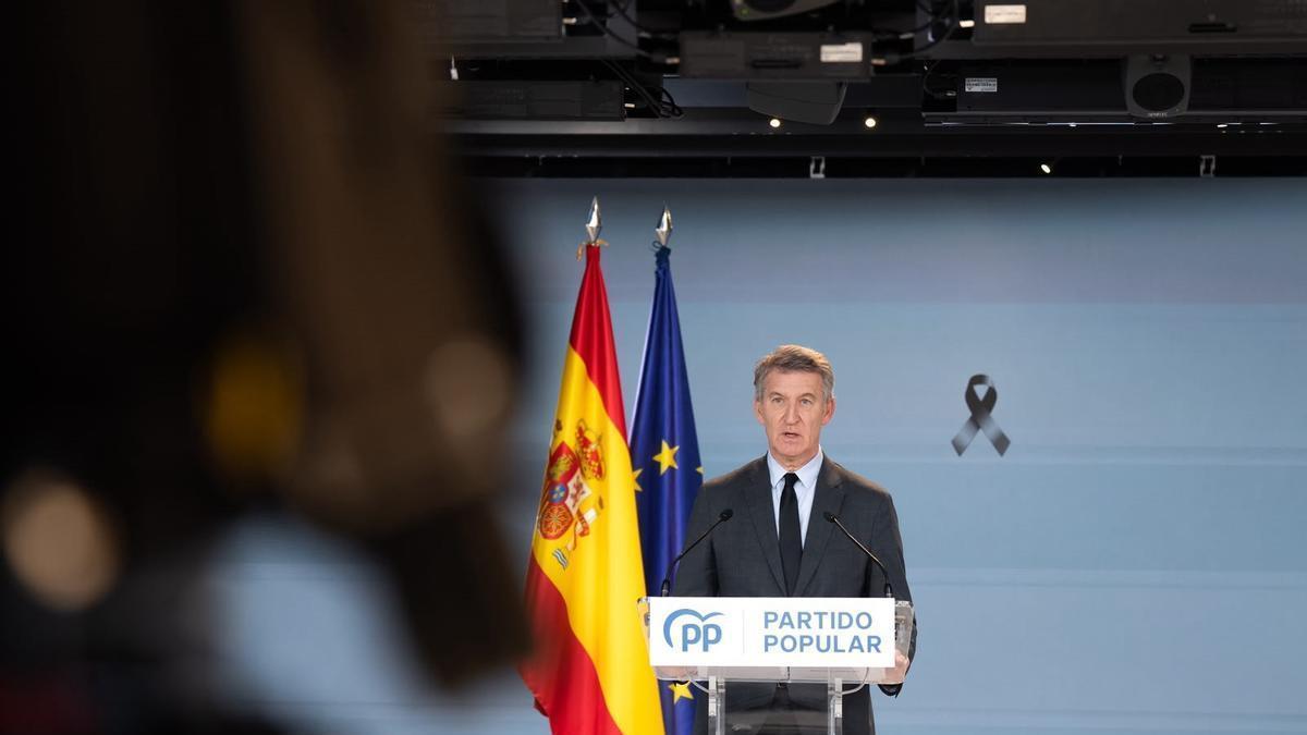 El PP adopta un perfil más institucional y evita la confrontación como Abascal por el respeto al dolor de un país