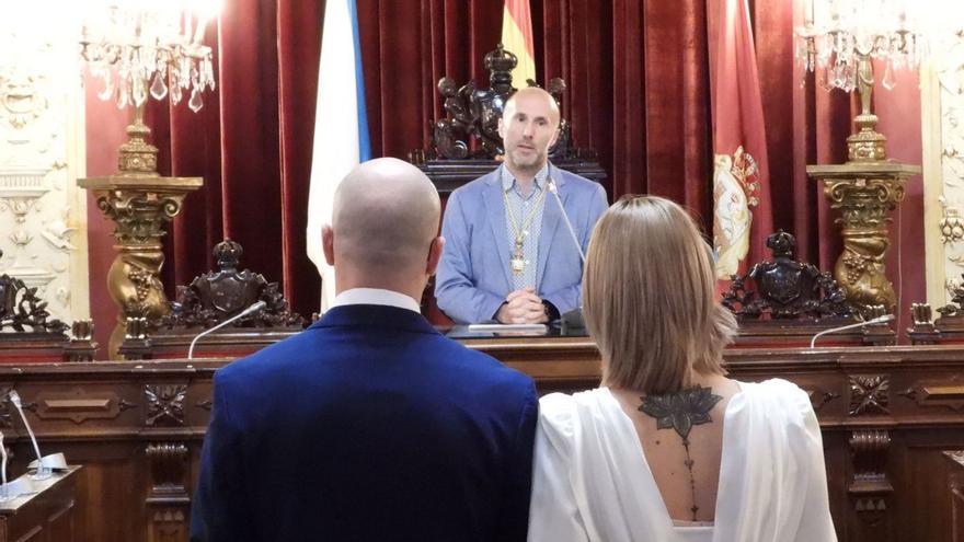 El alcalde de Ourense oficiando una boda. |  // FERNANDO CASANOVA