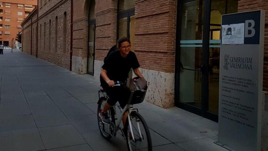 Consellers a pie, en bici o en taxi por el paro de chóferes