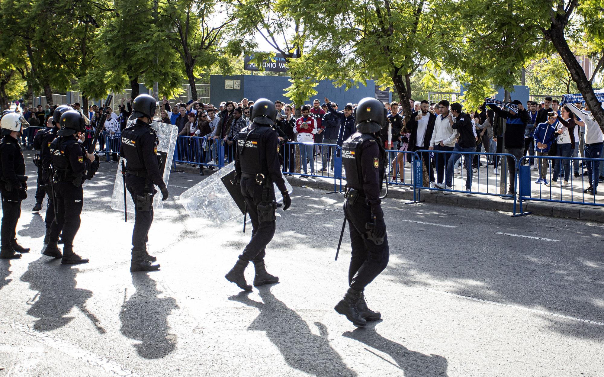 La policía toma posiciones mientras los seguidores se agolpan en la Puerta Cero tras el partido.