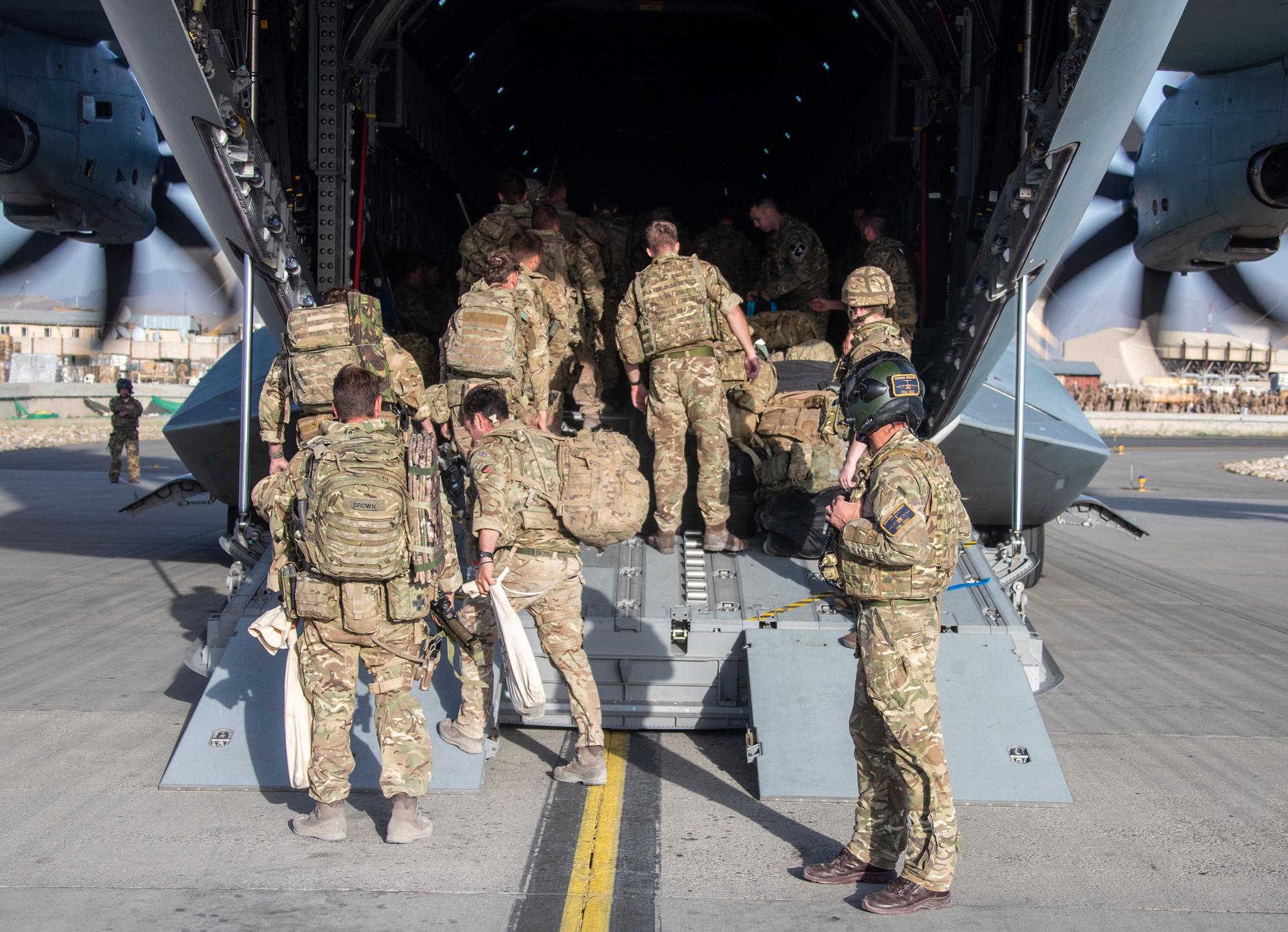 Un grupo de soldados británicos abandona Afganistán