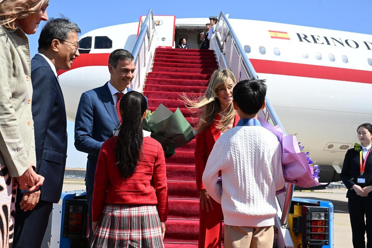 El president espanyol, Pedro Sánchez, i la seva dona, Begoña Gómez, a la seva arribada a Beijing