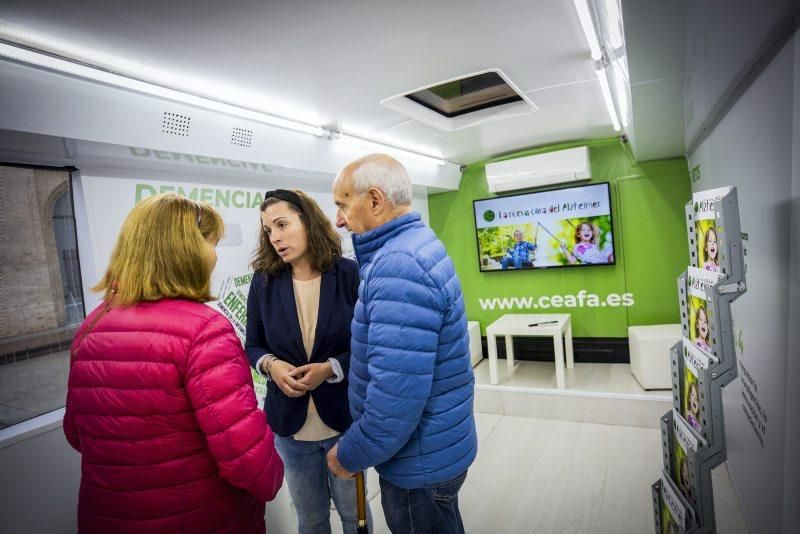 Ventura visita el autobús de la campaña La nueva Cara del Alzheimer