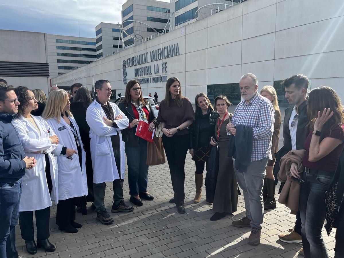 Los representantes de Satse, CCOO, UGT y CSIF a las puertas del hospital La Fe.
