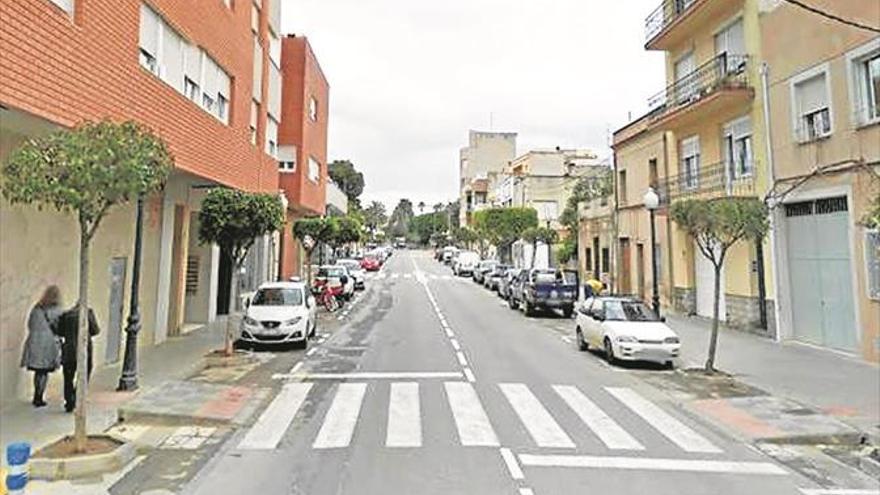 Agrede a 2 menores en bici al tener prisa para adelantar con el coche