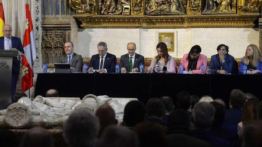 Intervención de Javier Amoedo, izquierda, en el pleno de las Cortes celebrado en la catedral de Burgos.