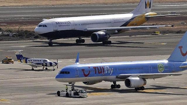 Varias aeronaves en la pista de uno de los aeropuertos de Canarias.
