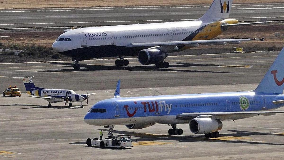 Varias aeronaves en la pista de uno de los aeropuertos de Canarias