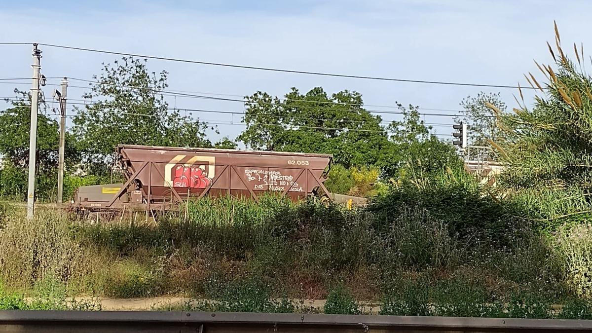 Un vagó del tren de mercaderies que ha descarrilat a Sant Boi de Llobregat
