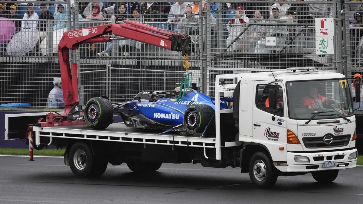 El Williams de Carlos Sainz es retirado de la pista en Australia.