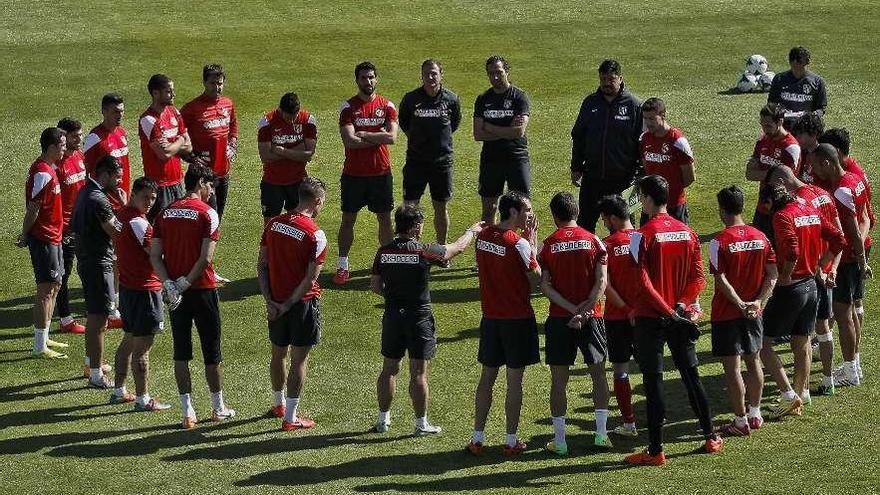 Simeone arenga a sus jugadores durante el entrenamiento de ayer en Majadahonda. // Efe