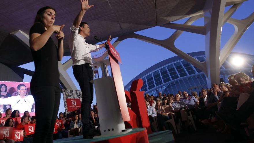 El candidato del PSOE a La Moncloa durante su discurso en la Ciudad de las Artes.