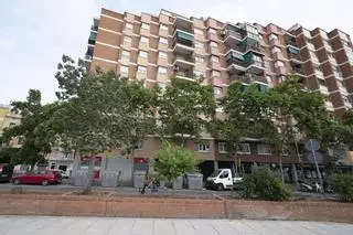 Un prostíbulo en un bloque de Barcelona irrita a vecinos del Clot: “Los clientes llaman a casa de madrugada”