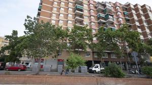 El bloque del barrio del Clot, en Barcelona, donde los vecinos se quejan de la existencia de un prostíbulo en un piso.