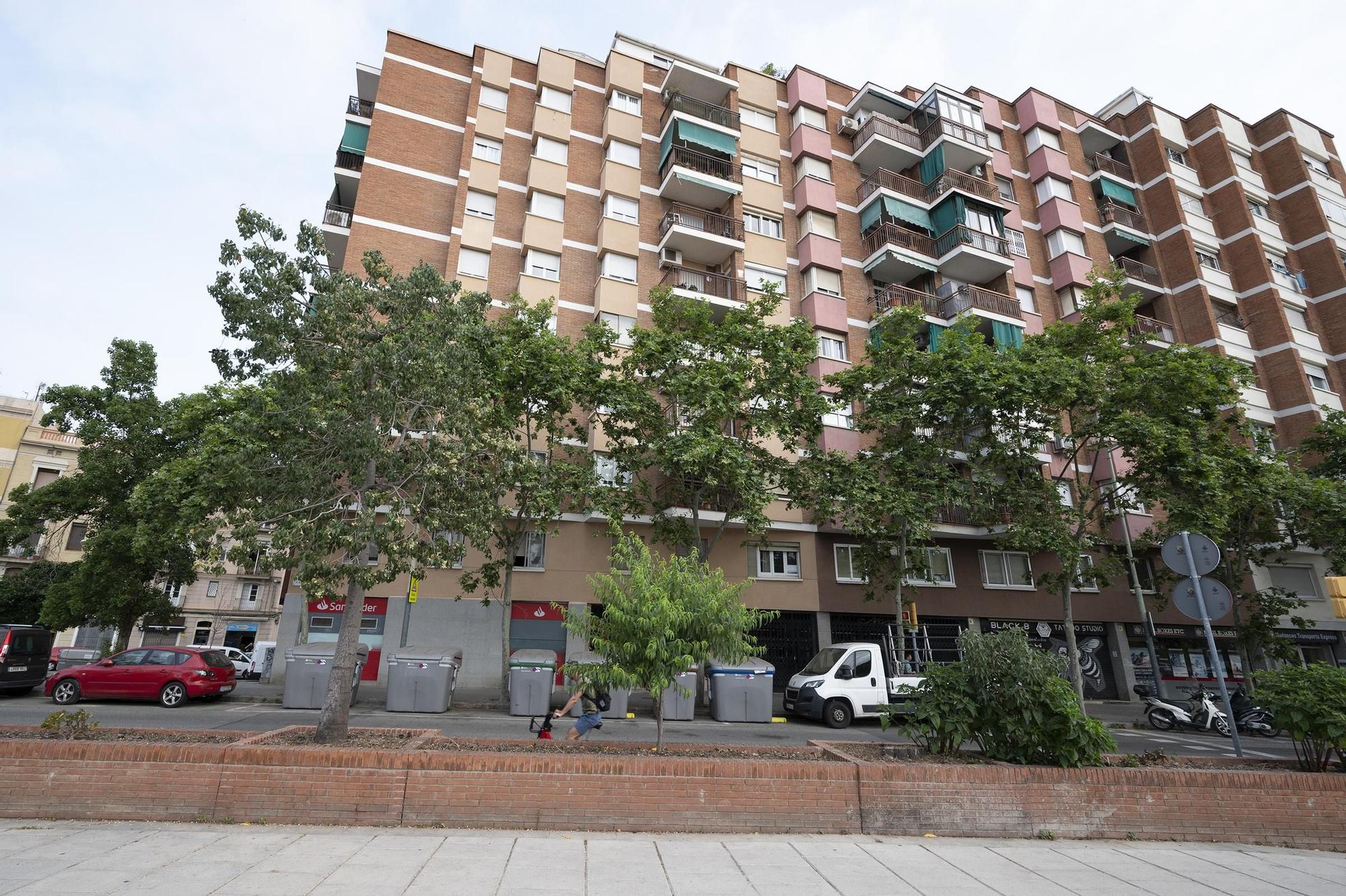 El bloque del barrio del Clot, en Barcelona, donde los vecinos se quejan de la existencia de un prostíbulo en un piso.
