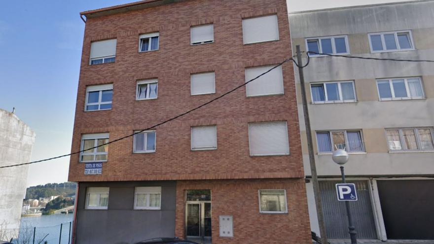El inmueble a subasta en la Travesía de Meicende, en la parroquia de Pastoriza. | LOC